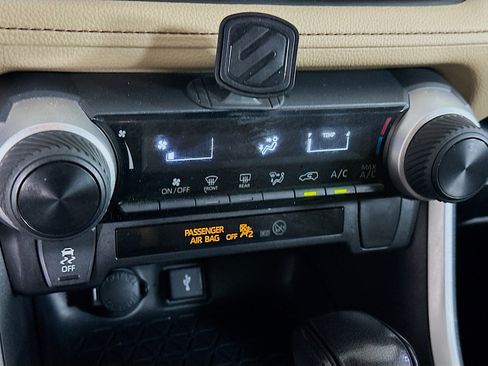 Used 2021 Toyota RAV4 LE image 23