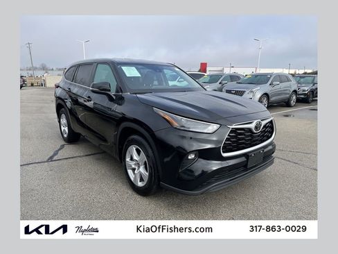 Used 2024 Toyota Highlander LE image 1