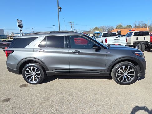 Used 2025 Ford Explorer ST-Line image 9
