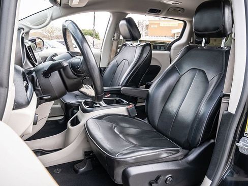 Used 2019 Chrysler Pacifica Limited image 13