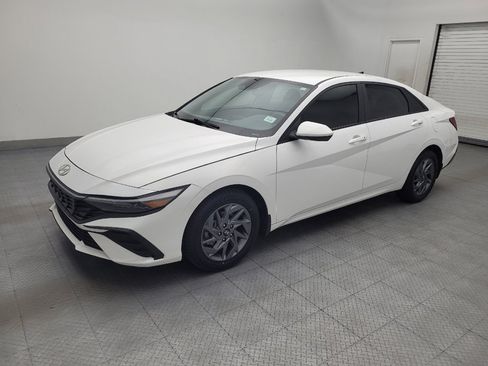 Used 2024 Hyundai Elantra SEL FWD image 2