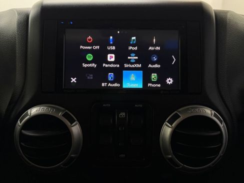Used 2015 Jeep Wrangler Unlimited Sahara w/ Connectivity Group AWD/4WD image 21
