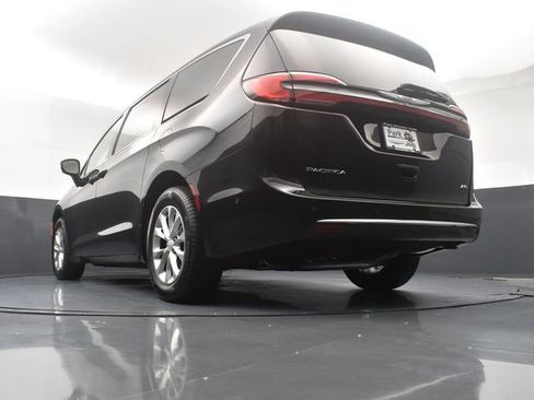 Used 2025 Chrysler Pacifica Select AWD/4WD image 23