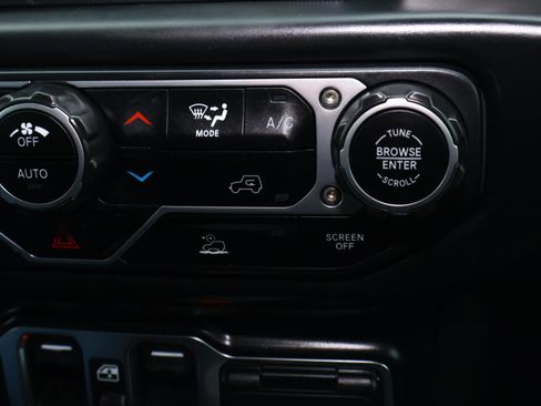 Used 2021 Jeep Gladiator Willys image 28