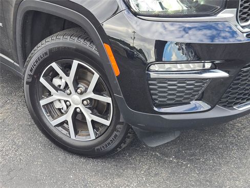 Used 2025 Jeep Grand Cherokee Limited AWD/4WD image 3