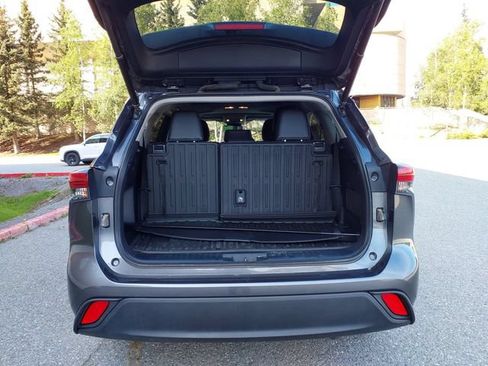 Used 2023 Toyota Highlander XLE FWD image 23