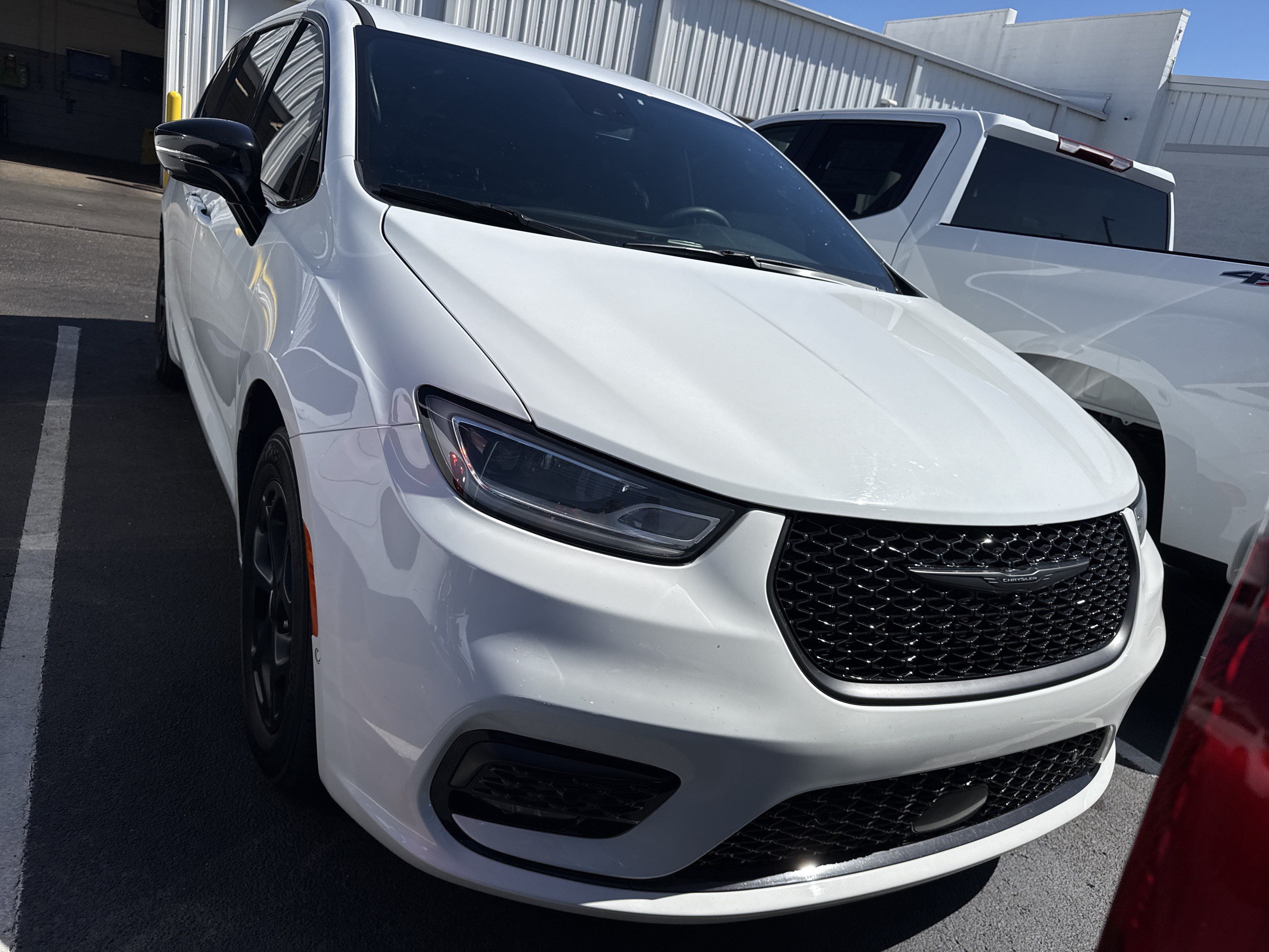 Used 2024 Chrysler Pacifica Limited FWD image 6