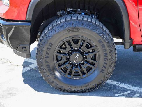 Used 2024 Chevrolet Silverado 2500 ZR2 w/ Technology Package AWD/4WD image 9