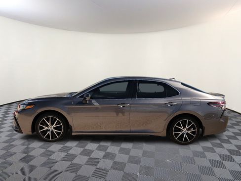 Used 2023 Toyota Camry SE FWD image 2
