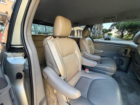 Used 2010 Toyota Sienna LE FWD image 38