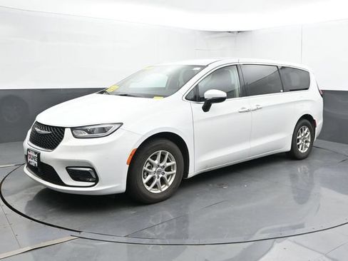 Used 2023 Chrysler Pacifica Touring-L FWD image 7