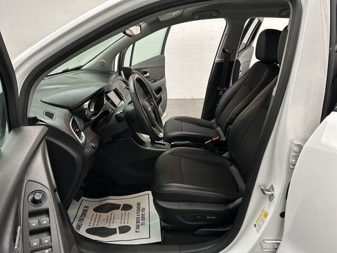 Used 2022 Chevrolet Trax LT w/ LT Convenience Package image 15