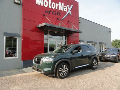Used 2022 Nissan Pathfinder Platinum AWD/4WD image 1