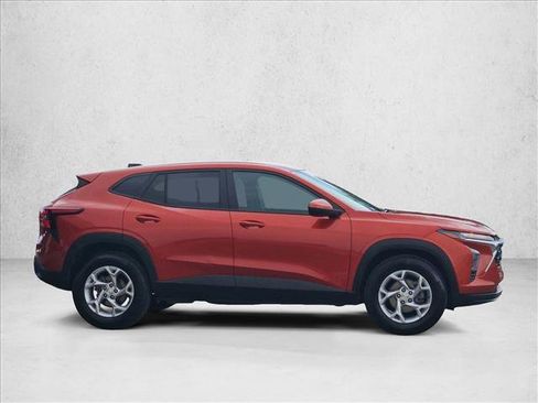 Used 2024 Chevrolet Trax LS w/ LS Convenience Package FWD image 9