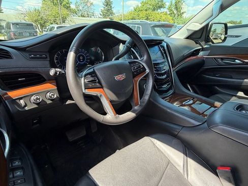 Used 2019 Cadillac Escalade ESV Premium Luxury AWD/4WD image 15