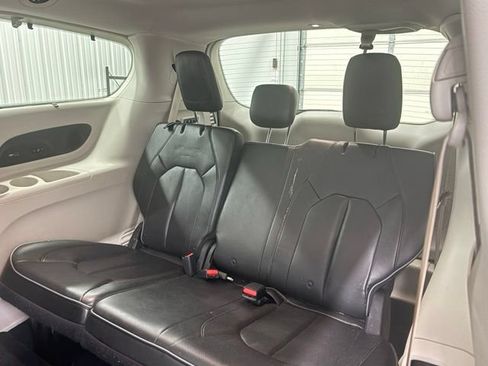 Used 2018 Chrysler Pacifica Limited w/ Tire & Wheel Group FWD image 12