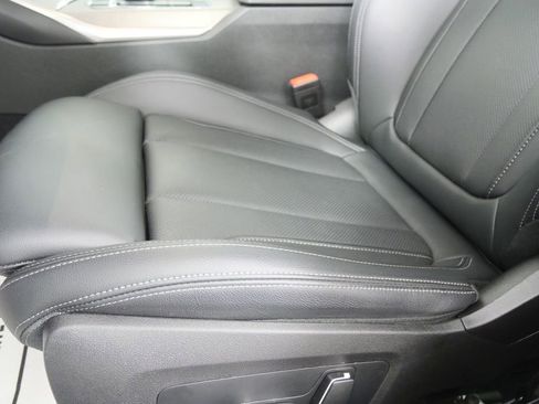 Used 2025 BMW 330i Sedan w/ Premium Package image 9