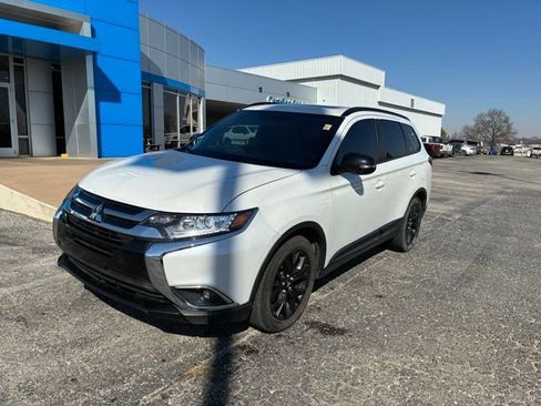 Used 2018 Mitsubishi Outlander LE image 2