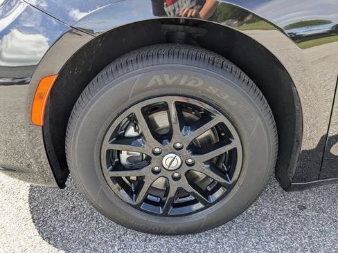 Used 2025 Chrysler Pacifica Select FWD image 17