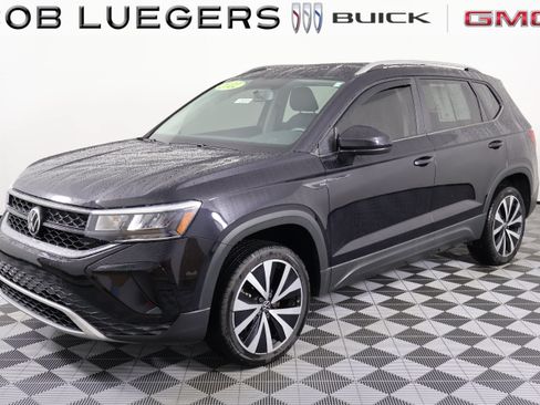 Used 2022 Volkswagen Taos SE FWD image 3