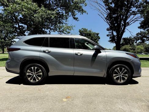 Used 2021 Toyota Highlander XLE AWD/4WD image 3