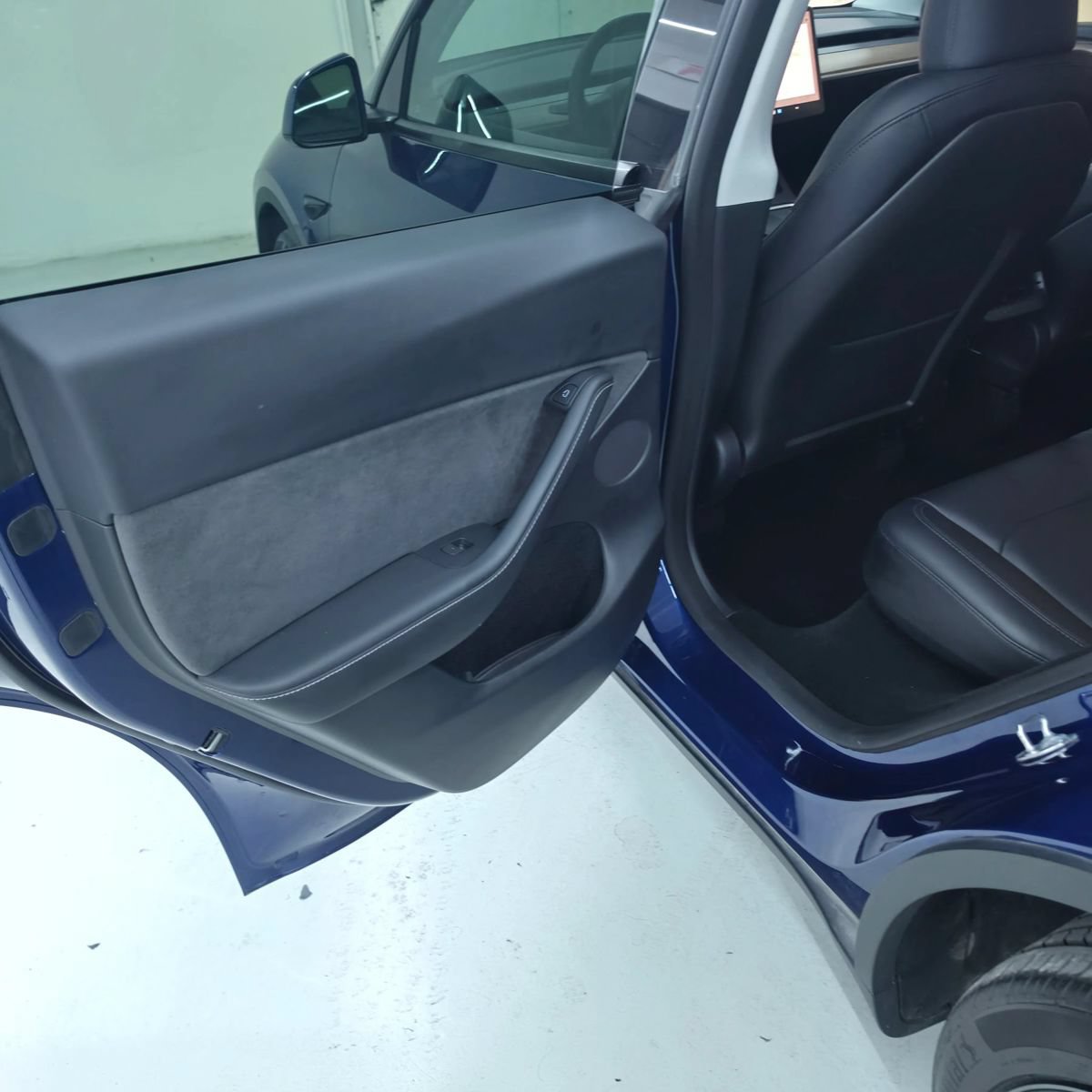 Used 2024 Tesla Model Y Long Range AWD/4WD image 29