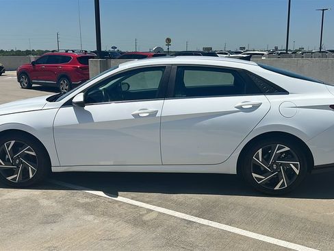 Used 2025 Hyundai Elantra Limited FWD image 10