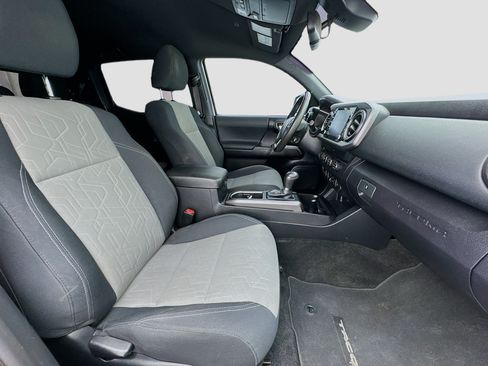 Used 2020 Toyota Tacoma TRD Sport w/ Technology Package AWD/4WD image 18