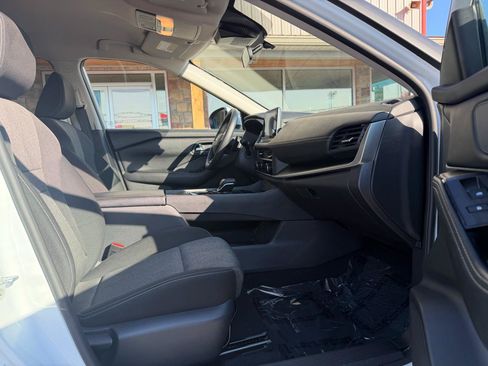 Used 2025 Nissan Rogue SV FWD image 23