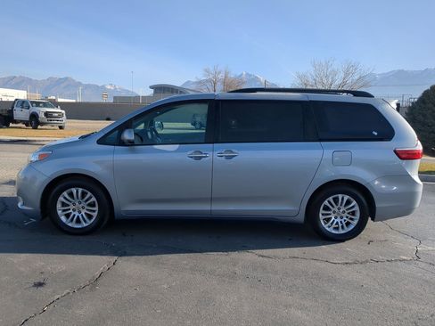 Used 2016 Toyota Sienna XLE image 2