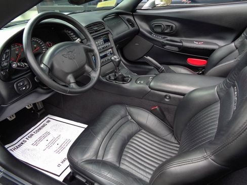 Used 2004 Chevrolet Corvette Convertible w/ Preferred Equipment Group RWD image 17