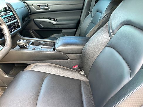 Used 2025 Nissan Pathfinder SL w/ SL Premium Package FWD image 6