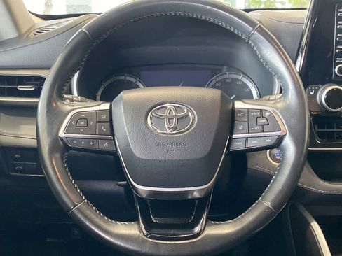 Certified 2021 Toyota Highlander XLE AWD/4WD image 17
