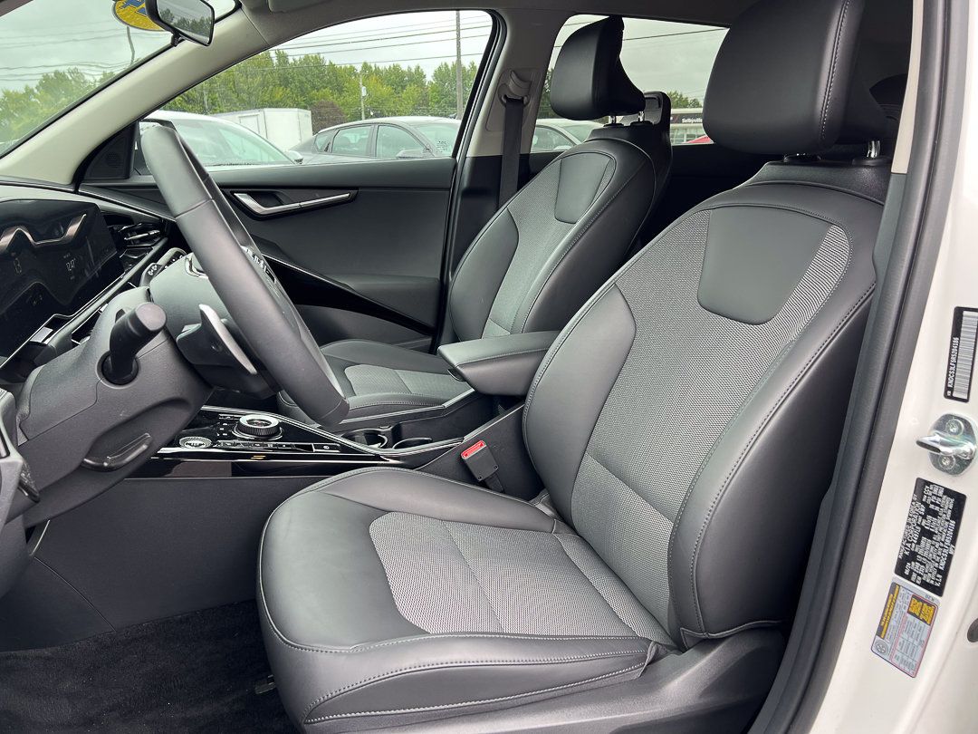 Used 2024 Kia Niro EX w/ EX Cold Weather Package FWD image 17