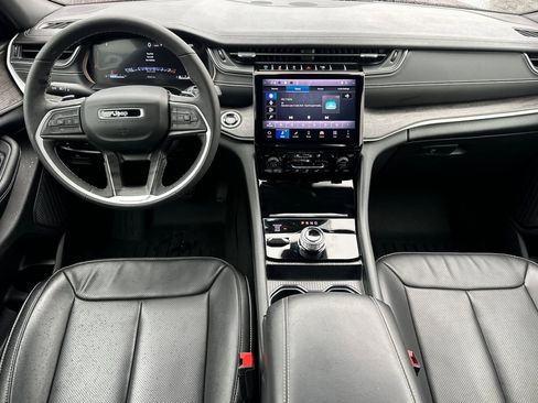 Used 2024 Jeep Grand Cherokee Limited w/ Luxury Tech Group II image 16