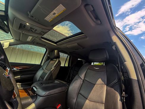 Used 2020 Cadillac Escalade Luxury w/ Escalade Sport Edition image 27