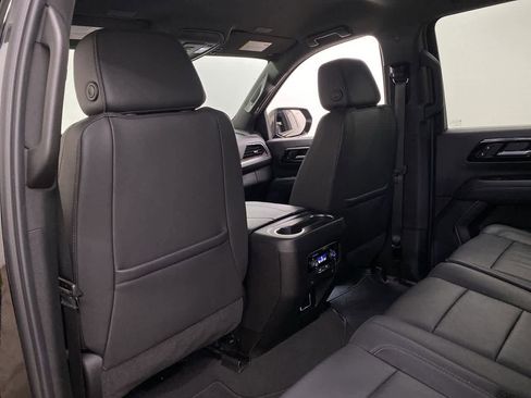Used 2025 Chevrolet Suburban Z71 image 16