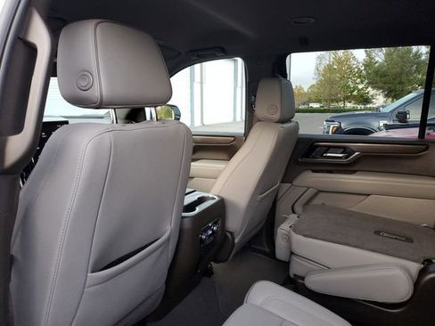 Used 2025 GMC Yukon XL Elevation image 9