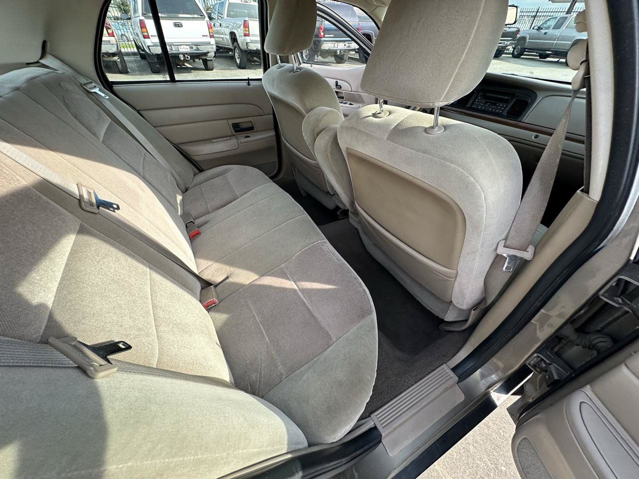 Used 2005 Ford Crown Victoria RWD image 26