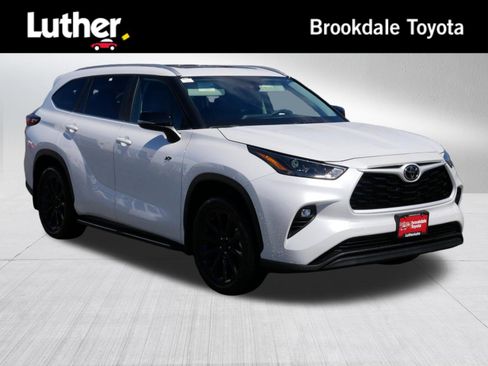 Certified 2026 Toyota Highlander XLE image 1