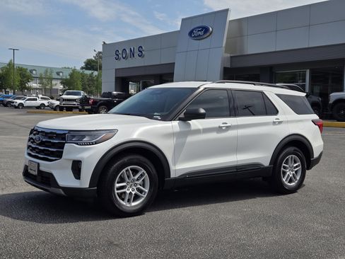 New 2026 Ford Explorer Active RWD image 2