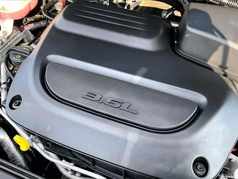 Used 2024 Chrysler Pacifica Touring-L image 32