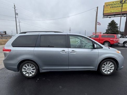 Used 2013 Toyota Sienna XLE image 37