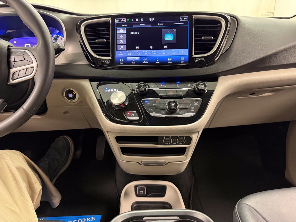 Used 2024 Chrysler Pacifica Touring-L FWD image 25
