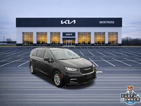 Used 2022 Chrysler Pacifica Touring-L FWD image 3