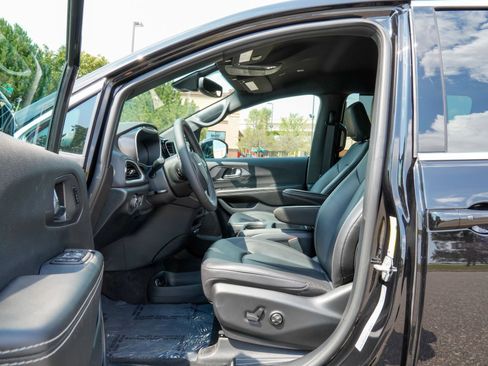 Used 2026 Chrysler Pacifica Select FWD image 10
