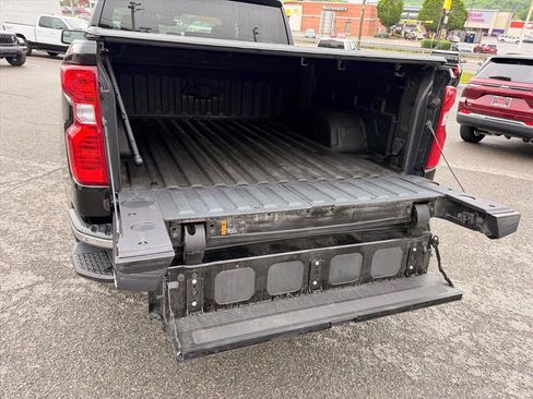 Used 2022 Chevrolet Silverado 1500 LT AWD/4WD image 6