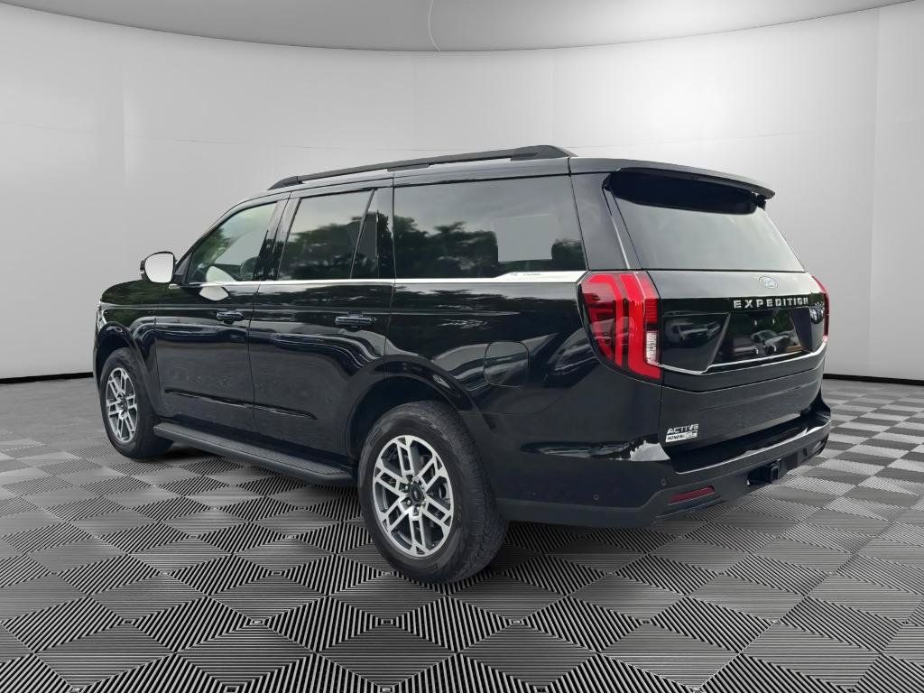 Used 2025 Ford Expedition Active AWD/4WD image 3