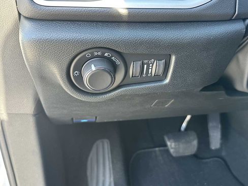 New 2026 Chrysler Voyager LX image 30