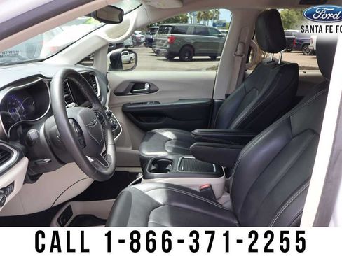 Used 2023 Chrysler Pacifica Touring-L FWD image 14